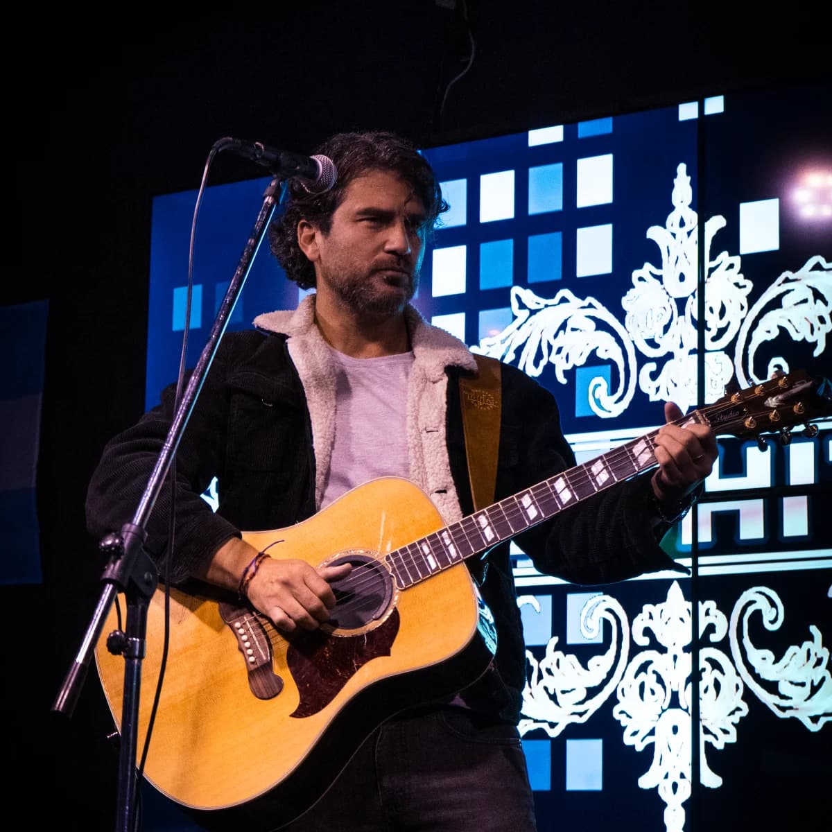 Nico Furman tocando en vivo en un evento privado
